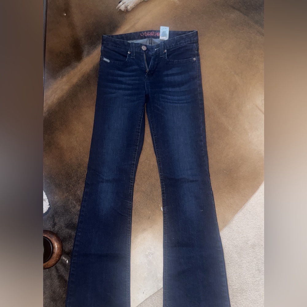 super cute jeans! I absolutely love these jeans!